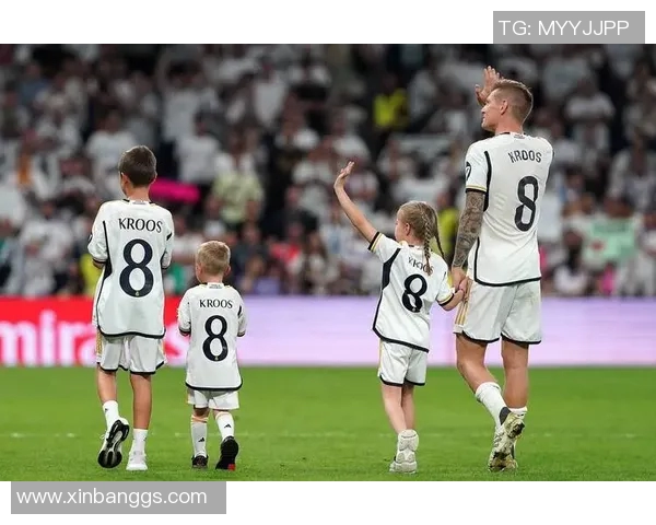 克罗斯在足球世界中的传奇之路与影响力分析