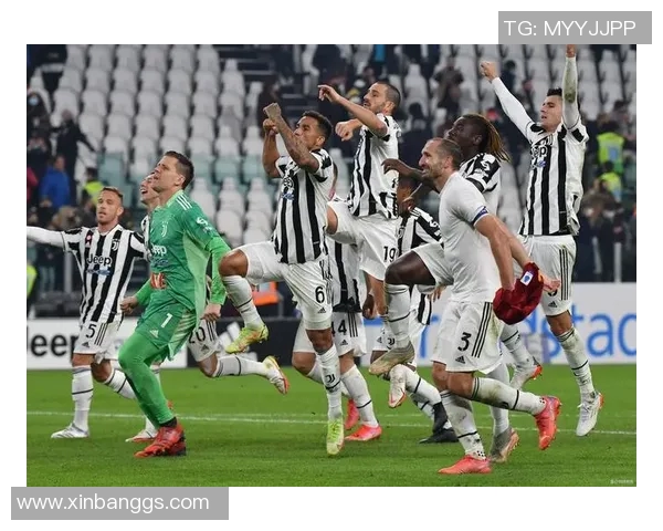 球迷疯狂冲场内夺C罗球衣欧冠赛场再现奇葩一幕